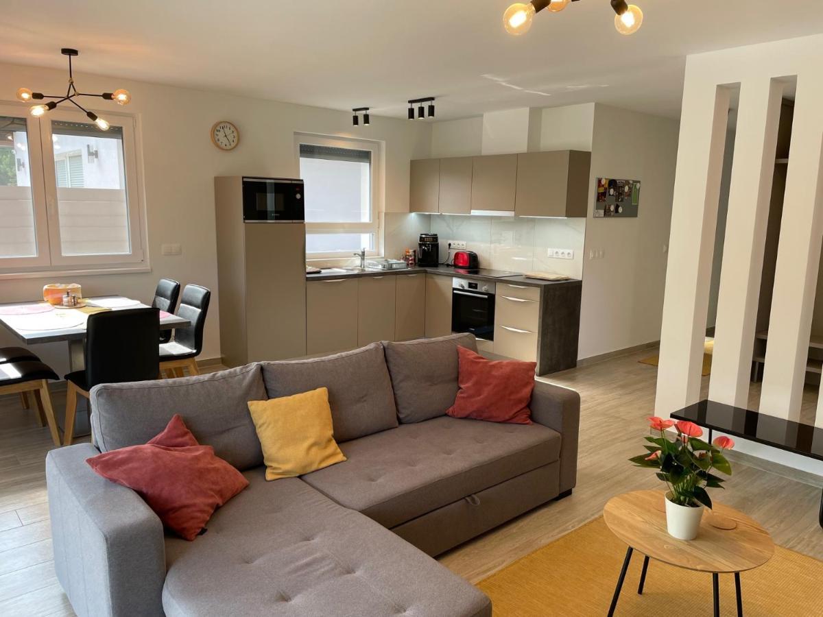 פוניארצוושהג' Royalhill Apartman מראה חיצוני תמונה